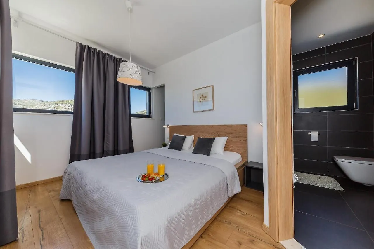 Marina Villa Trogir 0*,